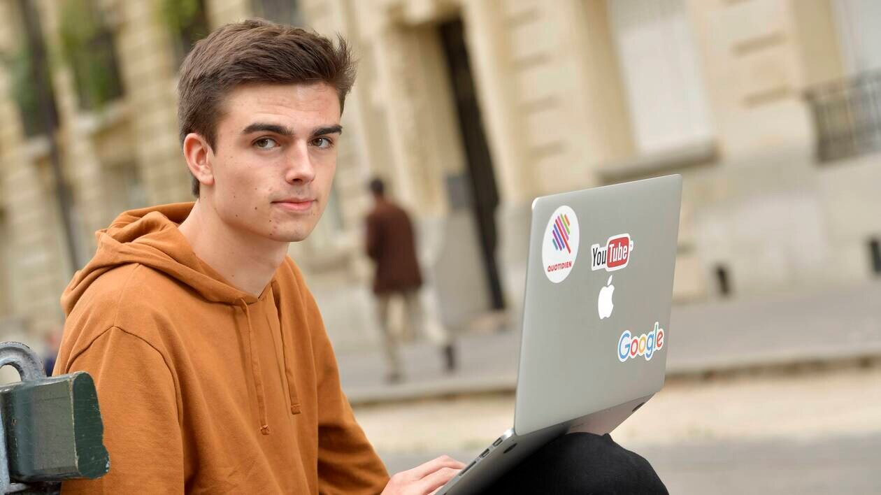 Hugo Travers avec son ordinateur