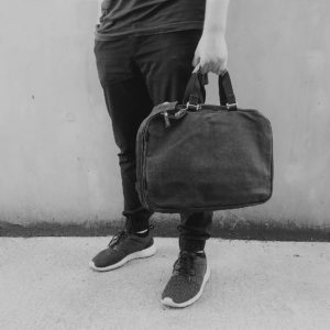 Jeune homme avec un sac de voyage