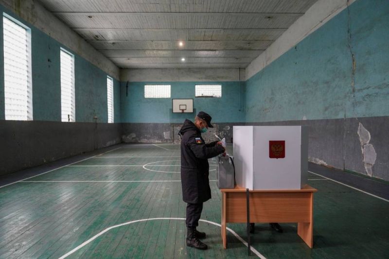 Un homme russe devant une urne de vote