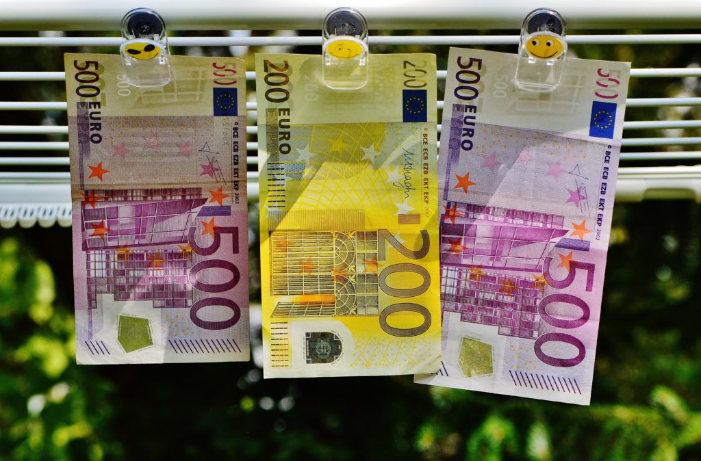 Billets d'euros sur le fil