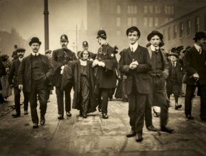 Suffragette arretée par la police à Manchester