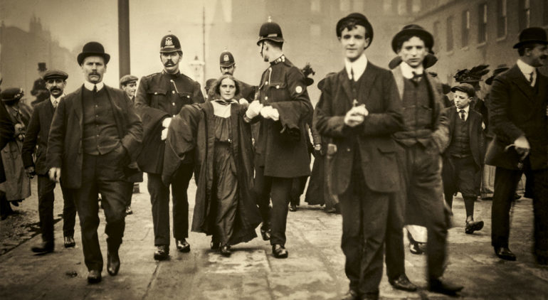 Suffragette arretée par la police à Manchester